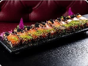 Tataki de Salmão Defumado com Molho Tamago