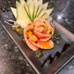 Sashimi de Salmão Maçaricado com Molho de Maracujá