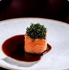 Tartar de Salmão com Crispy de Couve
