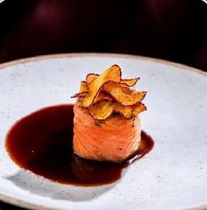 Tartar de Salmão com Chips de Batata Doce