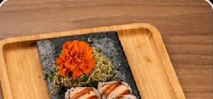 Uramaki de Salmão Grelhado com Tarê