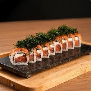 Uramaki Encapado com Salmão e Crispy de Couve