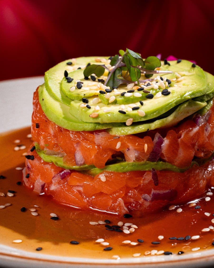 Tartar de salmão com lâminas de avocado