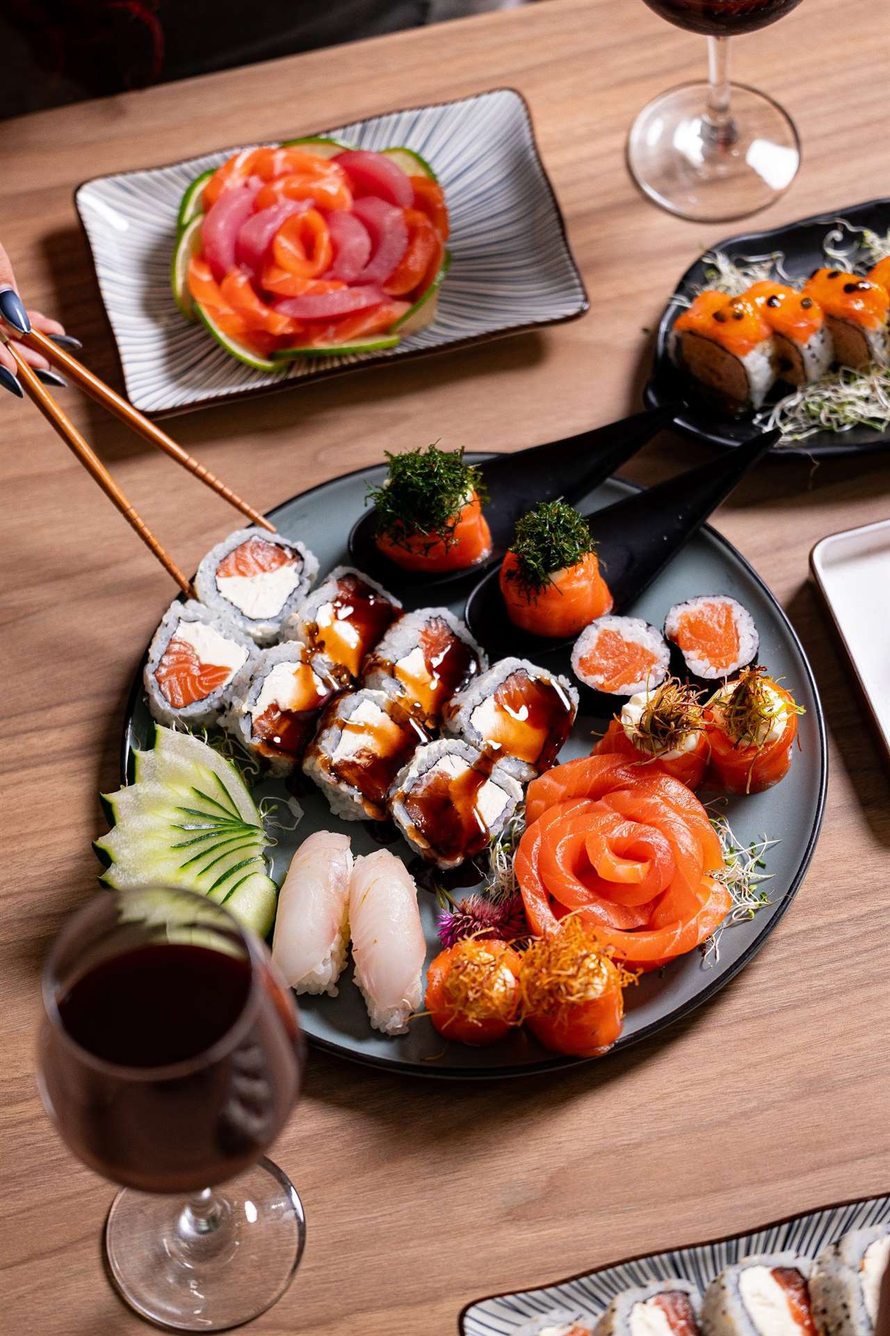 Mesa com vários pratos de sushi